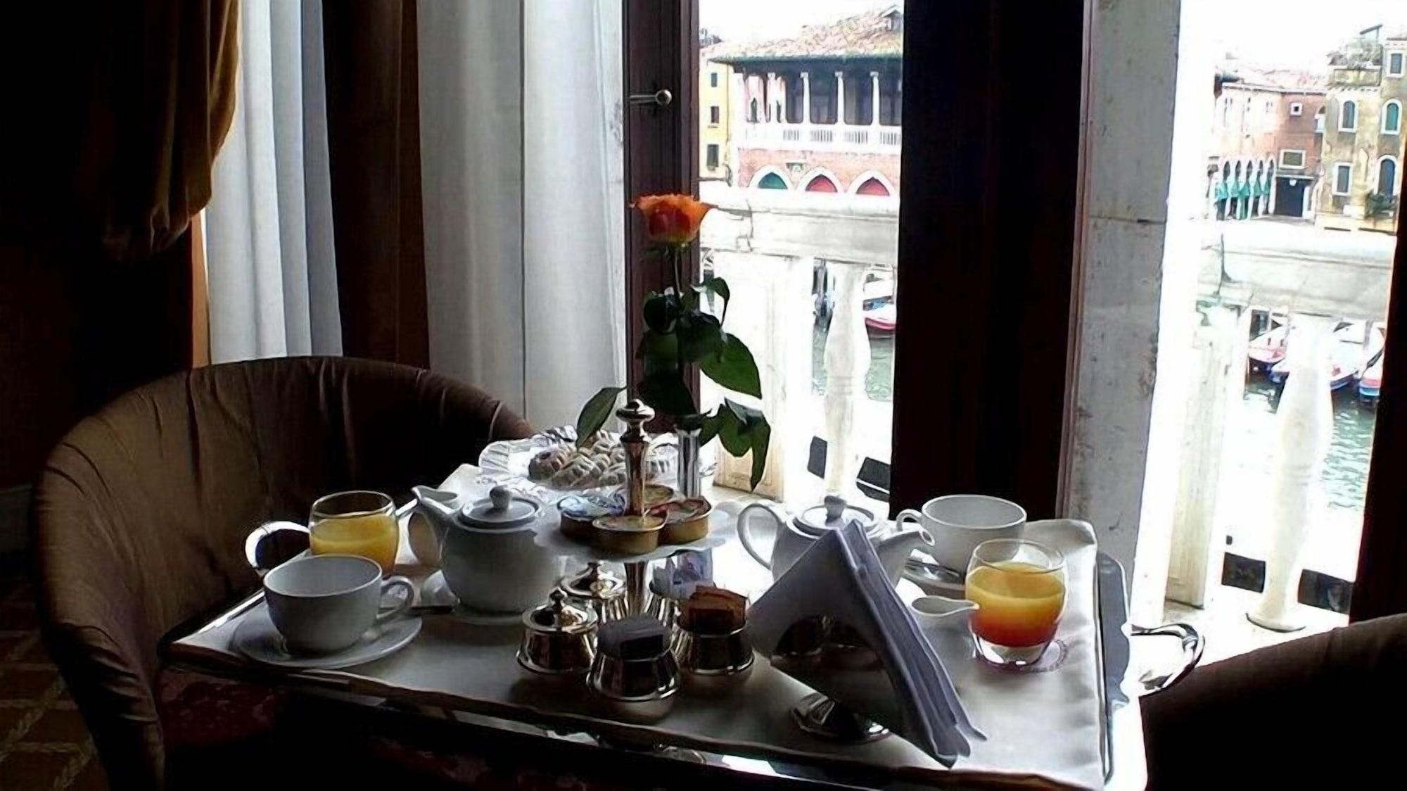 Pesaro Palace Venesia Bagian luar foto