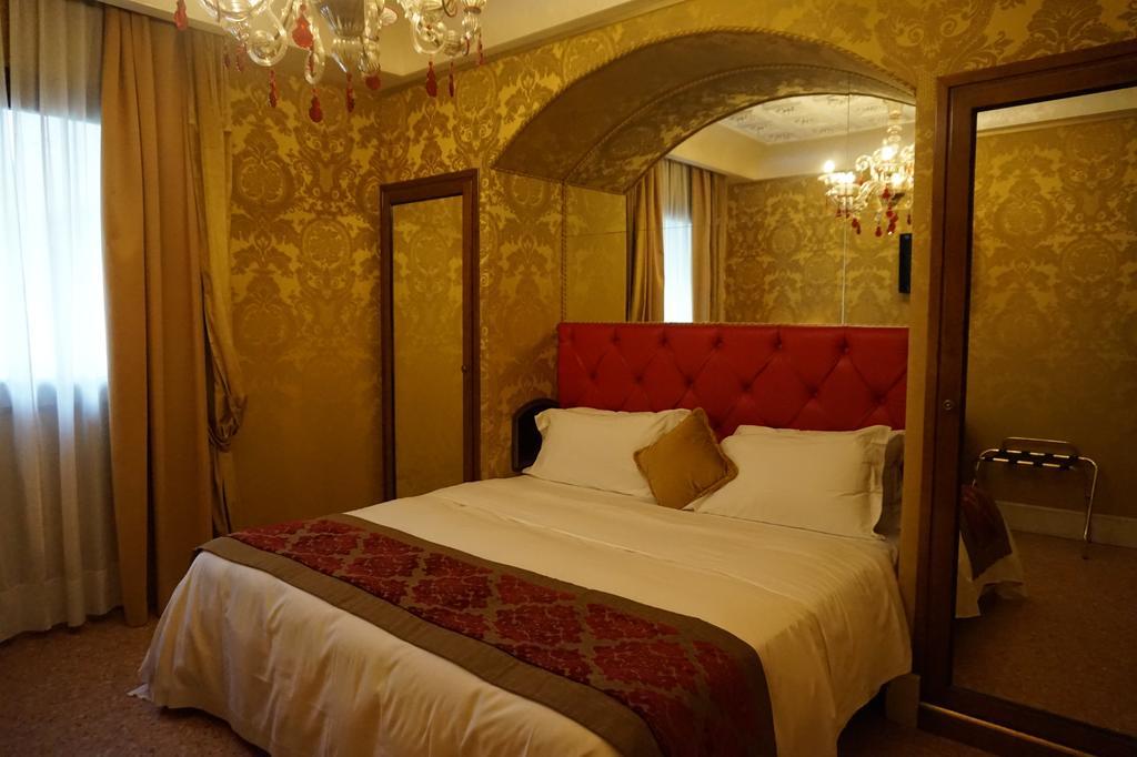 Pesaro Palace Venesia Bagian luar foto